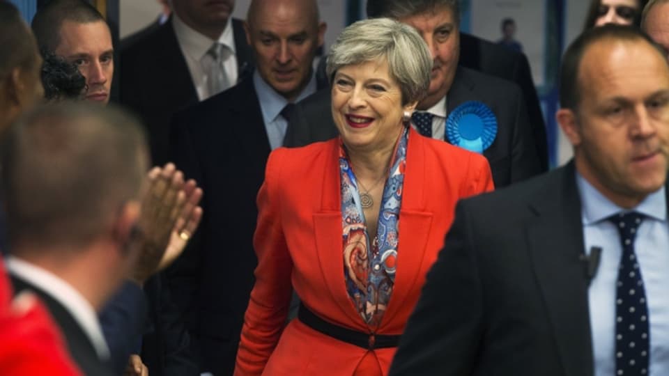 Hier lacht sie noch - die britische Premierministerin Theresa May nach den Wahlen gestern.