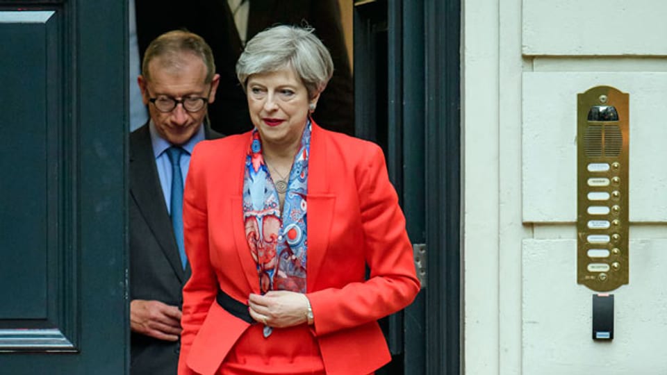 Theresa May verlässt das Hauptgebäude der Konservativen Partei in London.