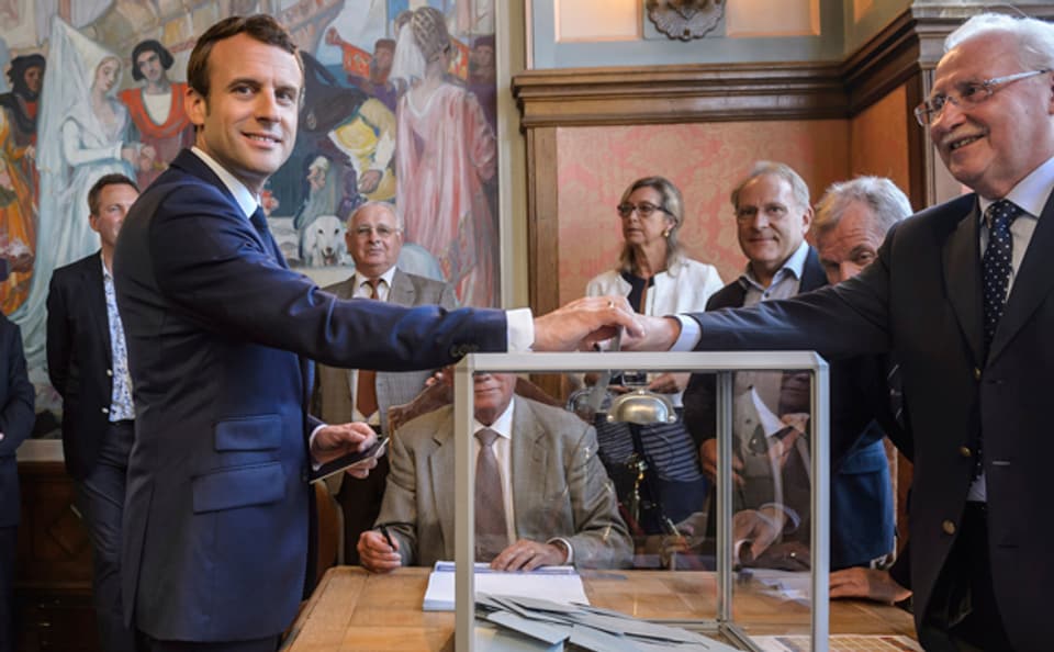 Der französische Präsident Emmanuel Macron gibt in Le Tourquat seine Stimme ab.