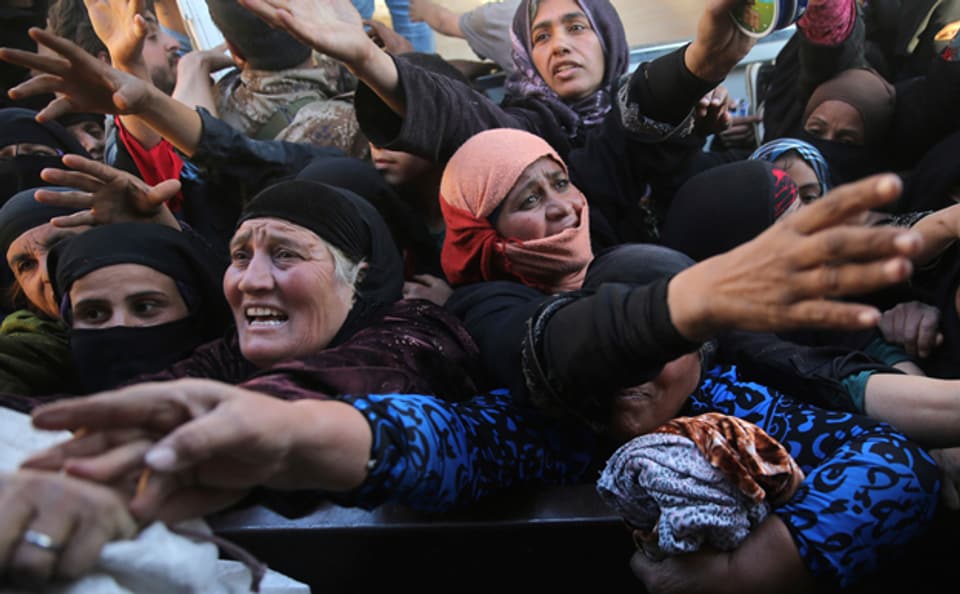 Irakerinnen, die vom IS fliehen konnten, bei der Verteilung von Hilfsgütern.