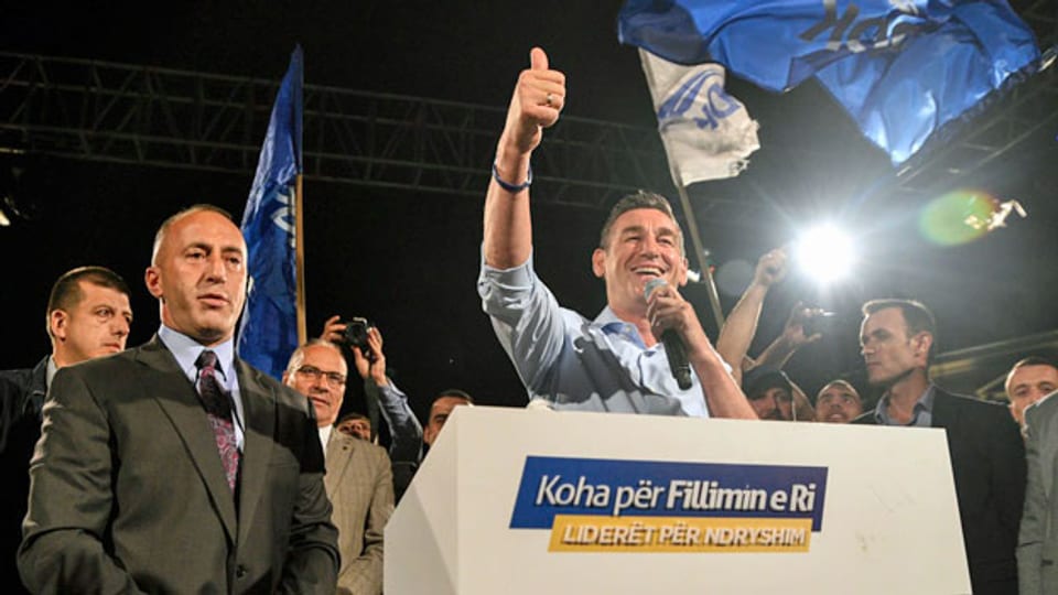 Der Kandidat für das Amt des Premierministers, Ramush Haradinaj, feiert in Pristinaden Wahlsieg.