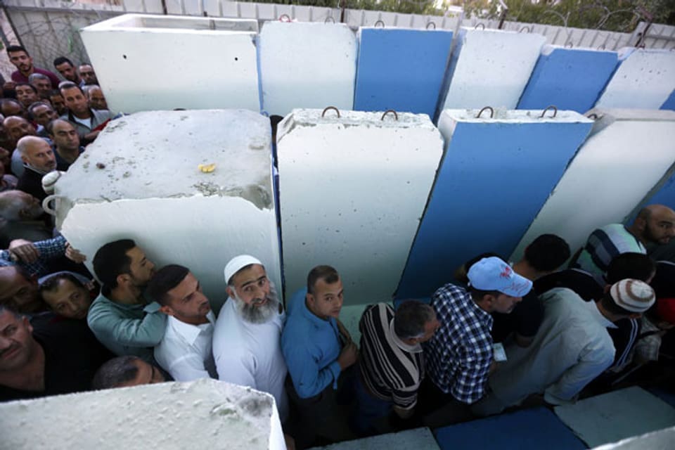 Palästinenser an einem Checkpoint in Betlehem