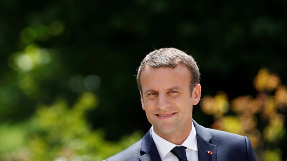Das absolute Mehr im Parlament macht Emmanuel Macron gute Laune – trotz historisch tiefer Wahlbeteiligung.