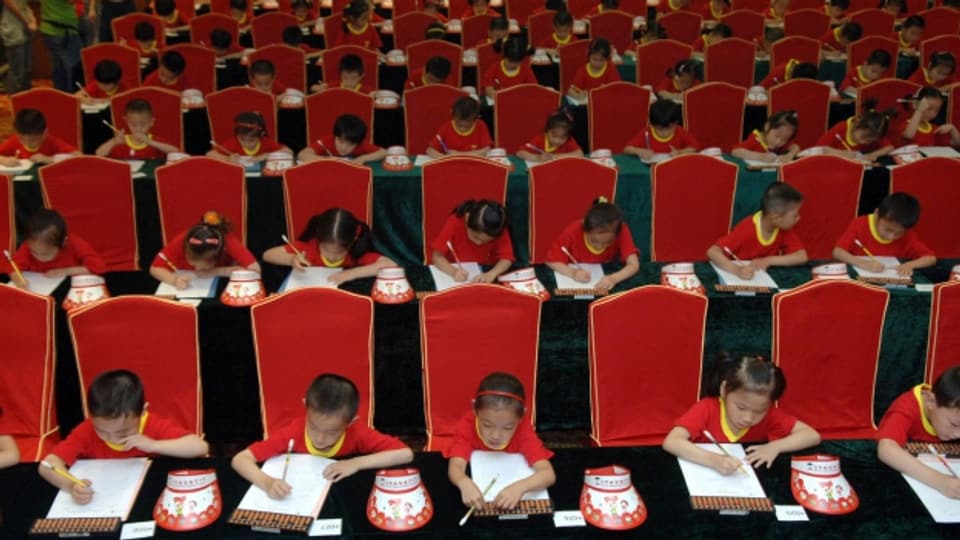 Büffeln, Prüfungen bestehen, Wettbewerbe gewinnen: In vielen Ländern Asiens werden Schulkinder richtig gedrillt, zum Beispiel in China.