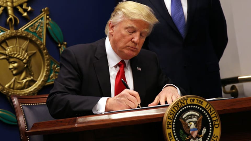 US-Präsident beim Unterzeichnen des Dekrets.