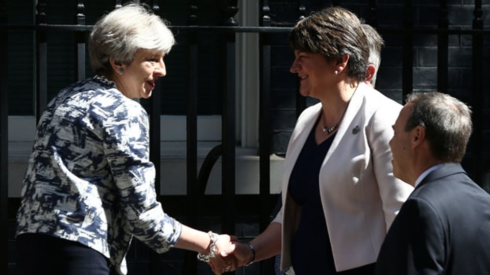 Grossbritanniens Premierministerin Theresa May (links) und Arlene Foster, Chefin der Democratic Unionist Party (DUP) in London.