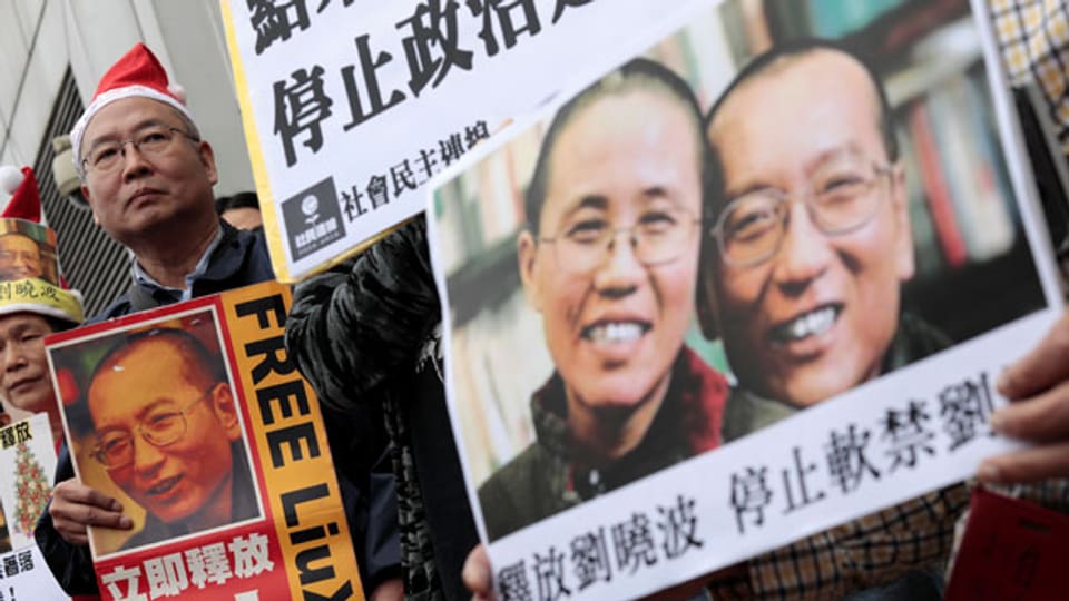 Foto des eingesperrten chinesischen Friedensnobelpreisträgers Liu Xiaobo während eines Protestes für seine Freilassung in Hongkong.