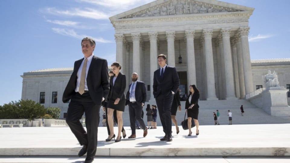Passanten vor dem Supreme Court, dem Obersten Gerichtshof der USA.