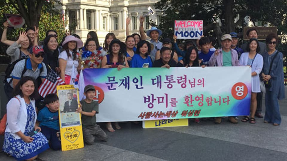 Exil-Koreaner begrüssen Präsident Moon. Bild: SRF. Max Akermann.