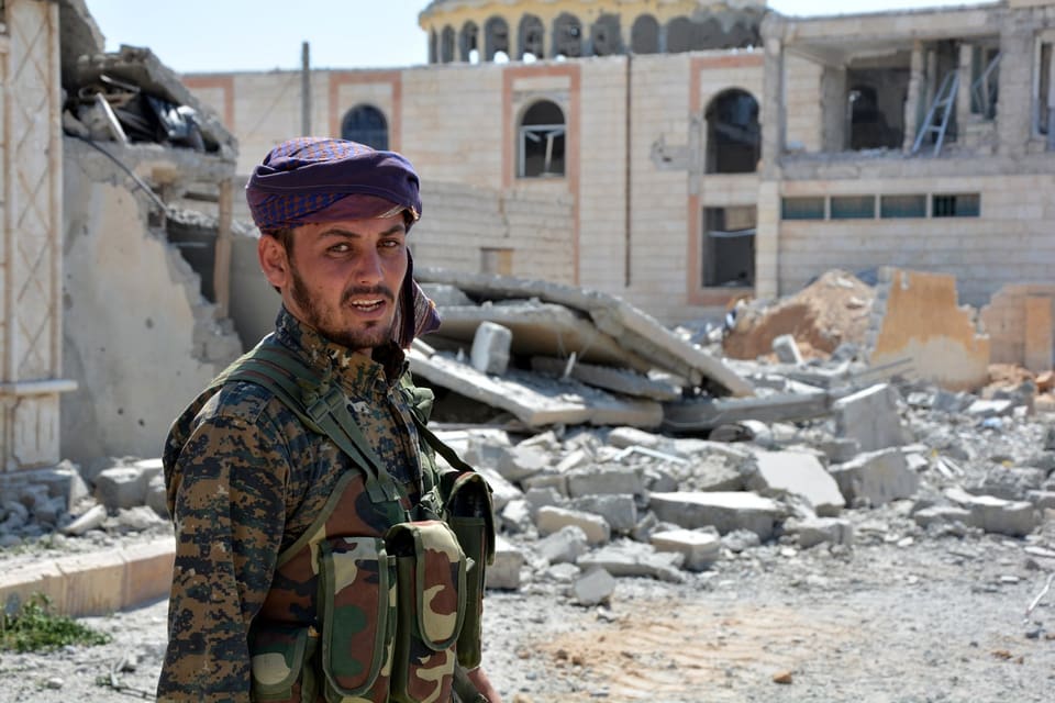 Ein Soldat der Syrischen Demokratischen Kräfte in der umkämpften IS-Hochburg Rakka: Die IS erleidet massive Niederlagen, viele Kämpfer werden nach Europa zurückkehren.