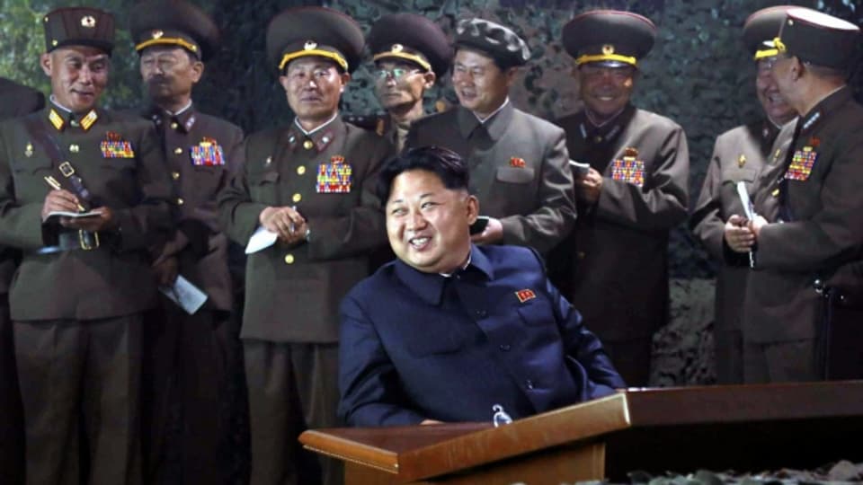 Kim Jong Un im Kreise ranghoher nordkoreanischer Militärs. Dieses Bild wurde im Juni 2015 von einem nordkoreanischen Parteiblatt publiziert.