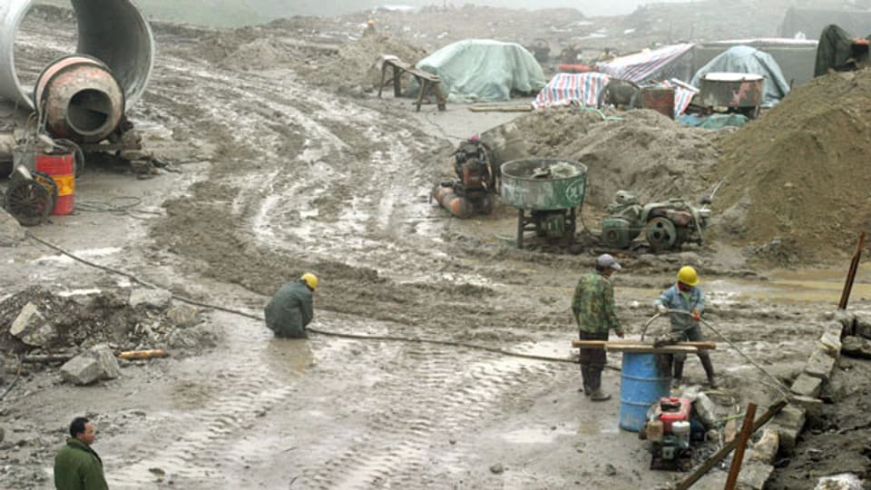 Chinesische Arbeiter entlang der Indien-China Handelsroute im Bundesstaat Sikkim, Indien.