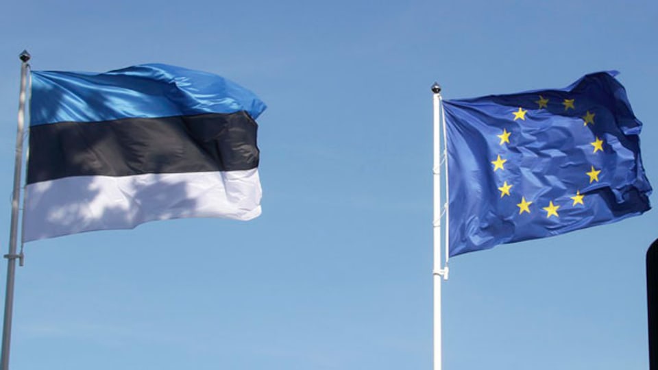 Fahnen von Estland und der EU.