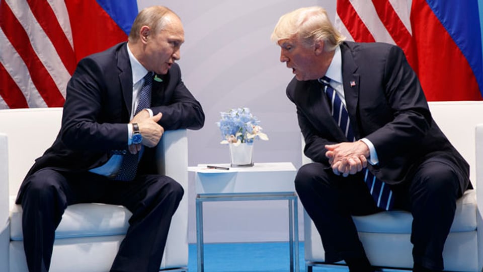 Präsident Donald Trump (rechts) trifft Russlands Präsident Vladimir Putin am G20-Gipfel in Hamburg.