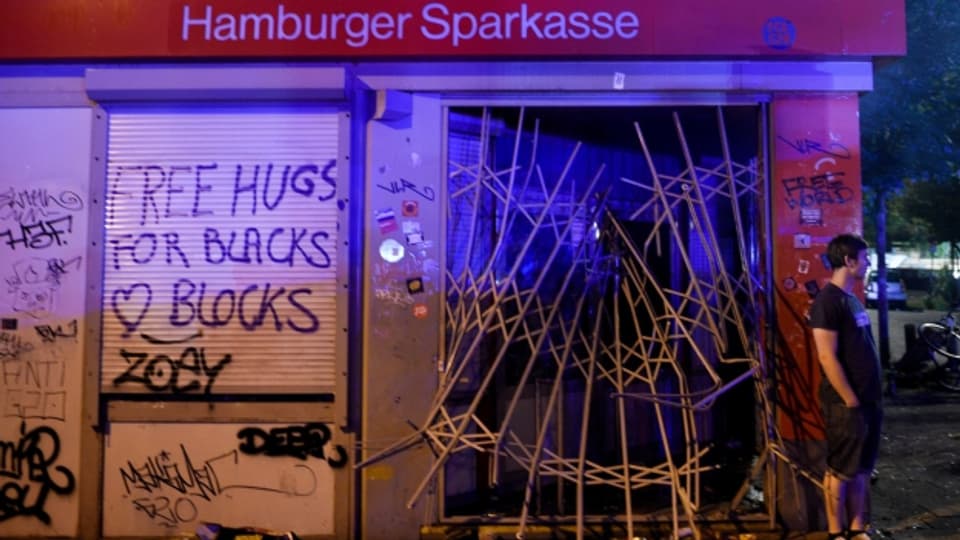 Krawall in Hamburg: Die zerstörte Fassade einer Bank.
