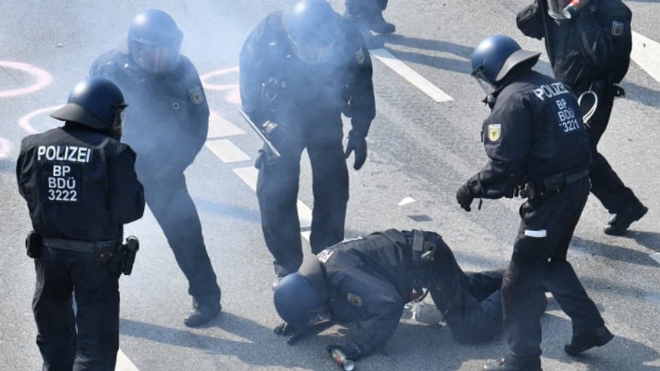 Rund 200 Polizisten sind in Hamburg während den Krawallen verletzt worden.