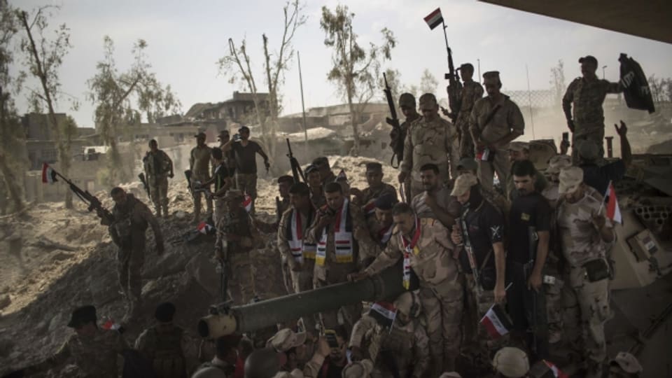 Irakische Soldaten feiern ihren Sieg in Mossul.