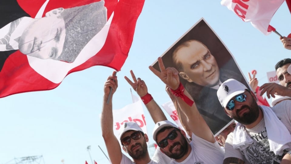 Mit dem Konterfei von Atatürk demonstrieren Anhänger der CHP in Istanbul.