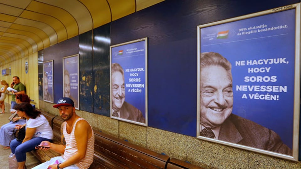 Plakate in Budapest, Ungarn, mit George Soros und dem Spruch «Lassen wir nicht zu, dass er das letzte Lachen hat».