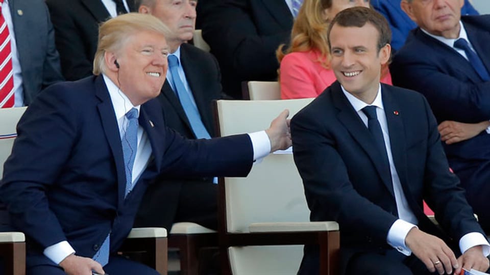 Frankreichs Präsident Emmanuel Macron (rechts) und US-Präsident Donald Trump an der Militärparade auf der Champs Elysees in Paris.