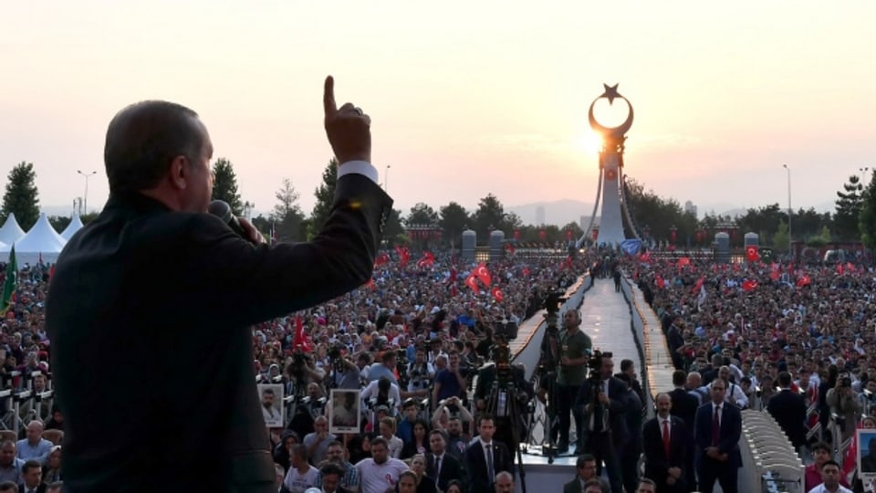 Der türkische Präsident Erdogan hält eine Rede vor der Gedenkstätte, die an den Putschversuch erinnern soll.