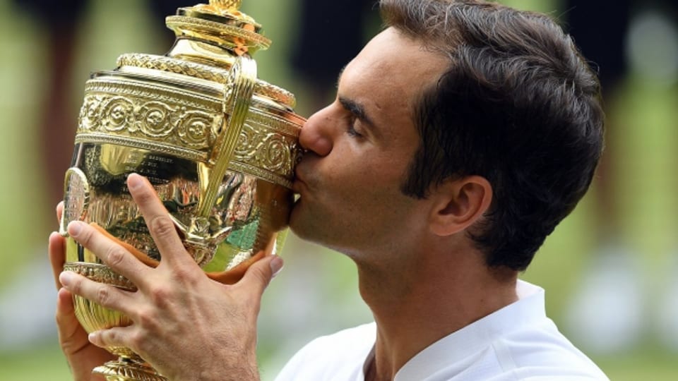 Roger Federer hält zum achten Mal den Pokal in den Händen.