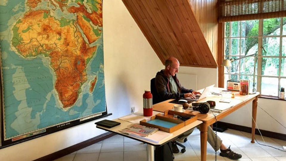 Der SRF-Afrika-Korrespondent Patrik Wülser in seinem Büro in Nairobi.