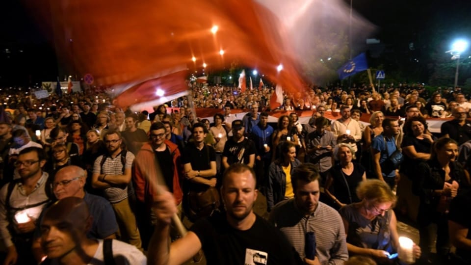 In Polen demonstrieren Zehntausende gegen die Justizreform der Regierung.
