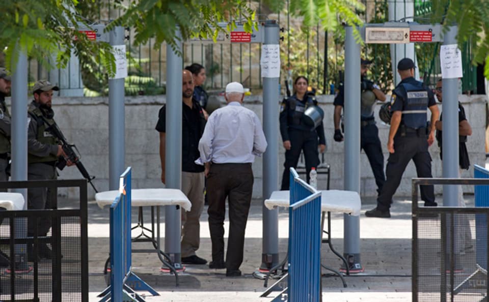 Die umstrittenen Metall-Detektoren beim Eingang zum Tempelberg in Jerusalem.