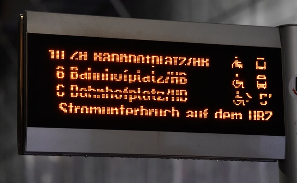 Auf einer Anzeigetafel informieren die Verkehrsbetriebe der Stadt Zürich ihre Fahrgäste über einen Stromunterbruch (am 13.5.2017).