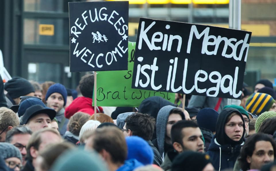 Demonstranten mit Plakaten, die Flüchtlinge willkommen heissen, bei einer Veranstaltung in Dresden, im Oktober 2015.