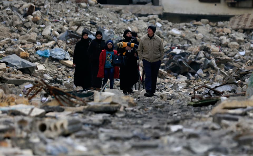 Eine syrische Familie inmitten von Trümmern, im Ostteil von Aleppo.