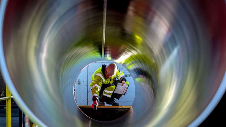 Ein Mitarbeiter prüft Rohre für die zukünftige Ostsee-Erdgastrasse Nord Stream 2.