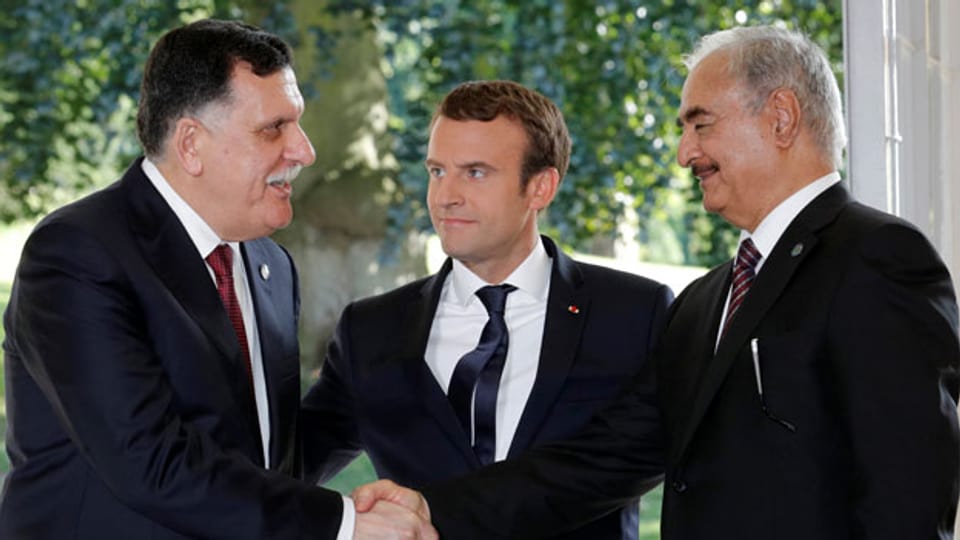 Frankreichs Präsident Emmanuel Macron (Mitte) zwischen Libyens Premier Fayez al-Sarraj (links) und General Khalifa Haftar (rechts), Kommandeur der libyischen National Armee.