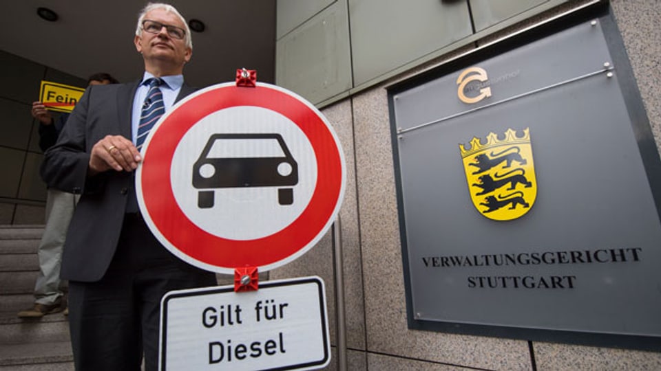 Jürgen Resch, Bundesgeschäftsführer der Deutschen Umwelthilfe, steht am 28.07.2017 vor der Urteilsverkündung mit einem Verkehrverbotsschild mit der Aufschrift «Gilt für Diesel» vor dem Verwaltungsgericht in Stuttgart (Baden-Württemberg).