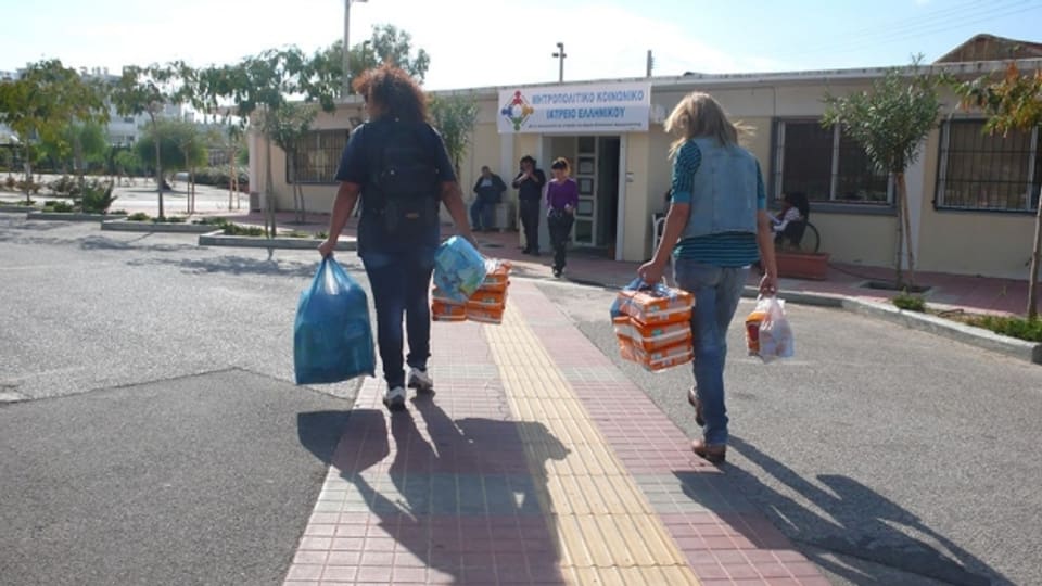 Freiwillige bringen Spenden in die Klinik von Helliniko auf dem Flughafengelände.