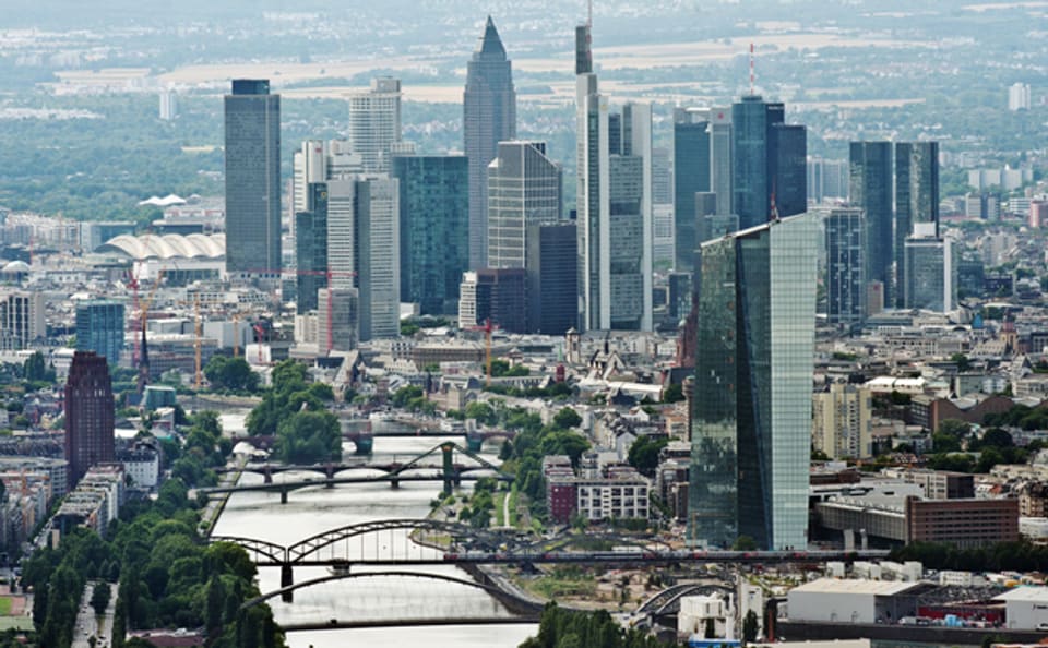 Eine Luftaufnahme des Finanzbezirks der Stadt Frankfurt a.M. - die Stadt bewirbt sich als künftigen Standort der Europäischen Bankenaufsicht.