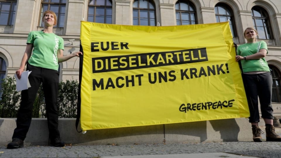Greenpeace-Aktivisten protestieren in Berlin vor dem Bundesverkehrsministerium.