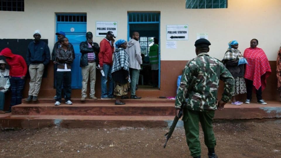 Wahlberechtigte stehen vor einem Wahlbüro in Kenia an, um ihre Stimme abzugeben.