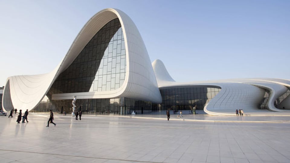 Aserbaidschan versucht einen westlichen und weltoffenen Eindruck zu vermitteln, z.B. mit Bauten wie dem Heydar Aliyev Kulturzentrum von Zaha Hadid.