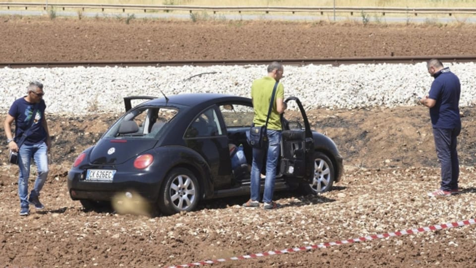 Polizisten entdecken in diesem Auto ein Opfer der Bluttat vom Mittwoch in der Provinz Foggia in Apulien.