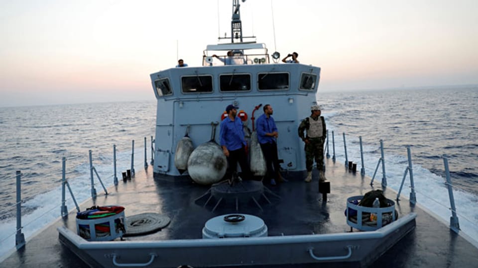 Mitglieder der libyschen Küstenwache vor Tripoli, Libyen.