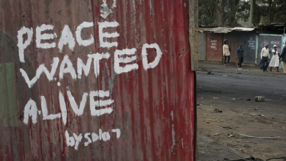 Graffiti an einer Wand in Nairobi nach den Wahlen in Kenya.