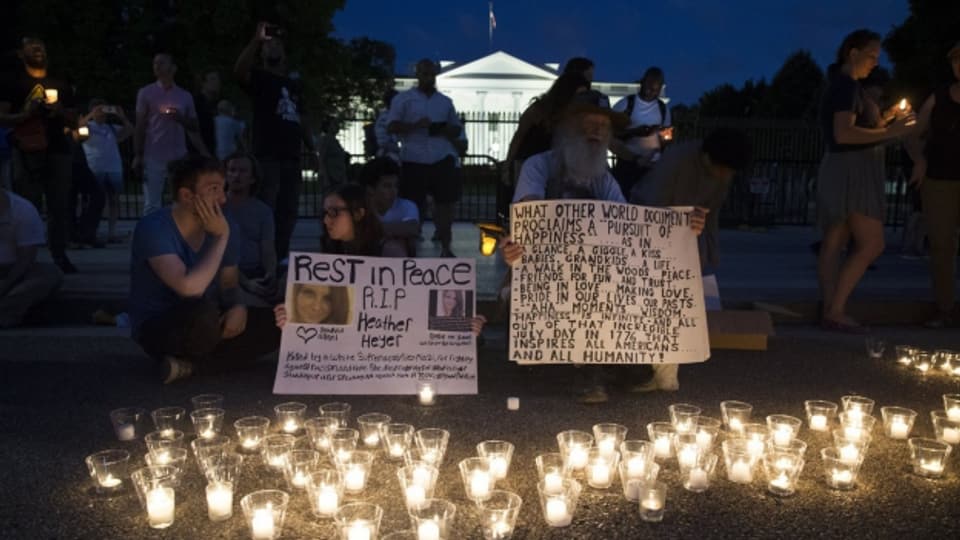 Die Menschen trauern in Charlottesville - und kritisieren US-Präsident Donald Trump.