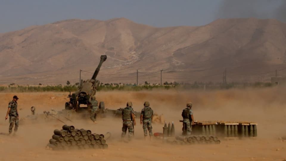 Die libanesische Armee bombardiert Stellungen des IS im Grenzgebiet zu Syrien.