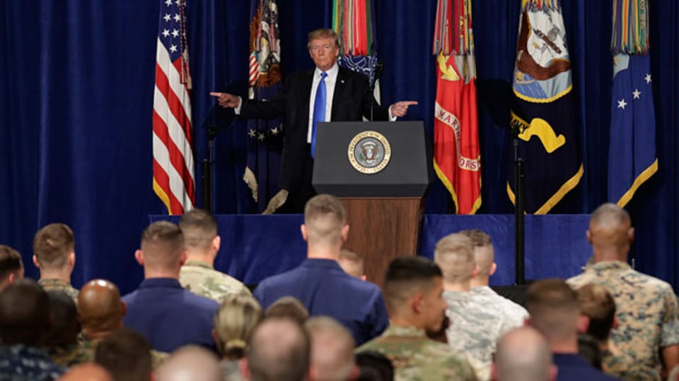 US-Präsident Donald Trump spricht zu Soldaten.