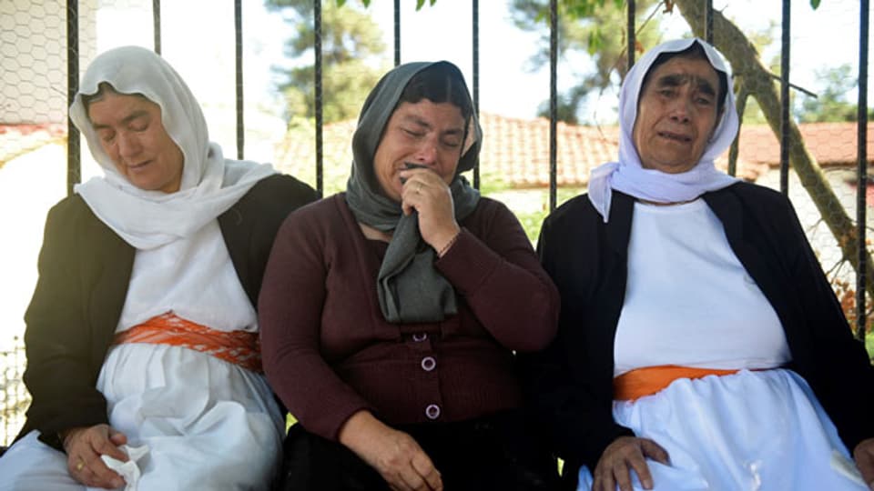 Irakische Jesidinnen trauern.