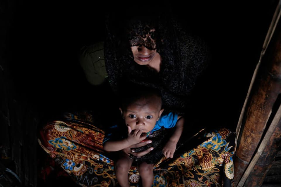 Rohingya-Flüchtlingsfrau mit Kind in Bangladesh