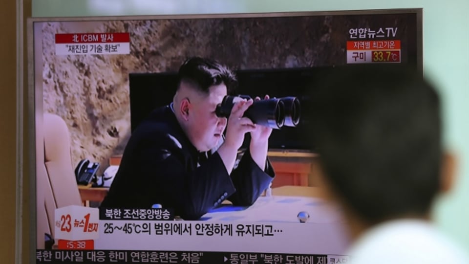 Der nordkoreanische Machthaber beobachtet einen Raketentest