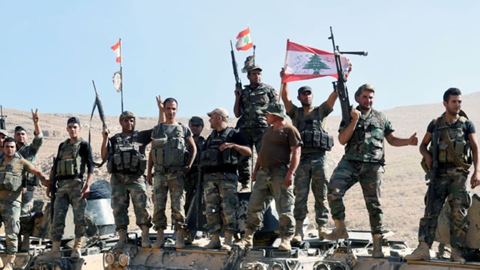 Soldaten der libanesischen Armee nach dem Sieg in Ras Baalbek, Libanon.